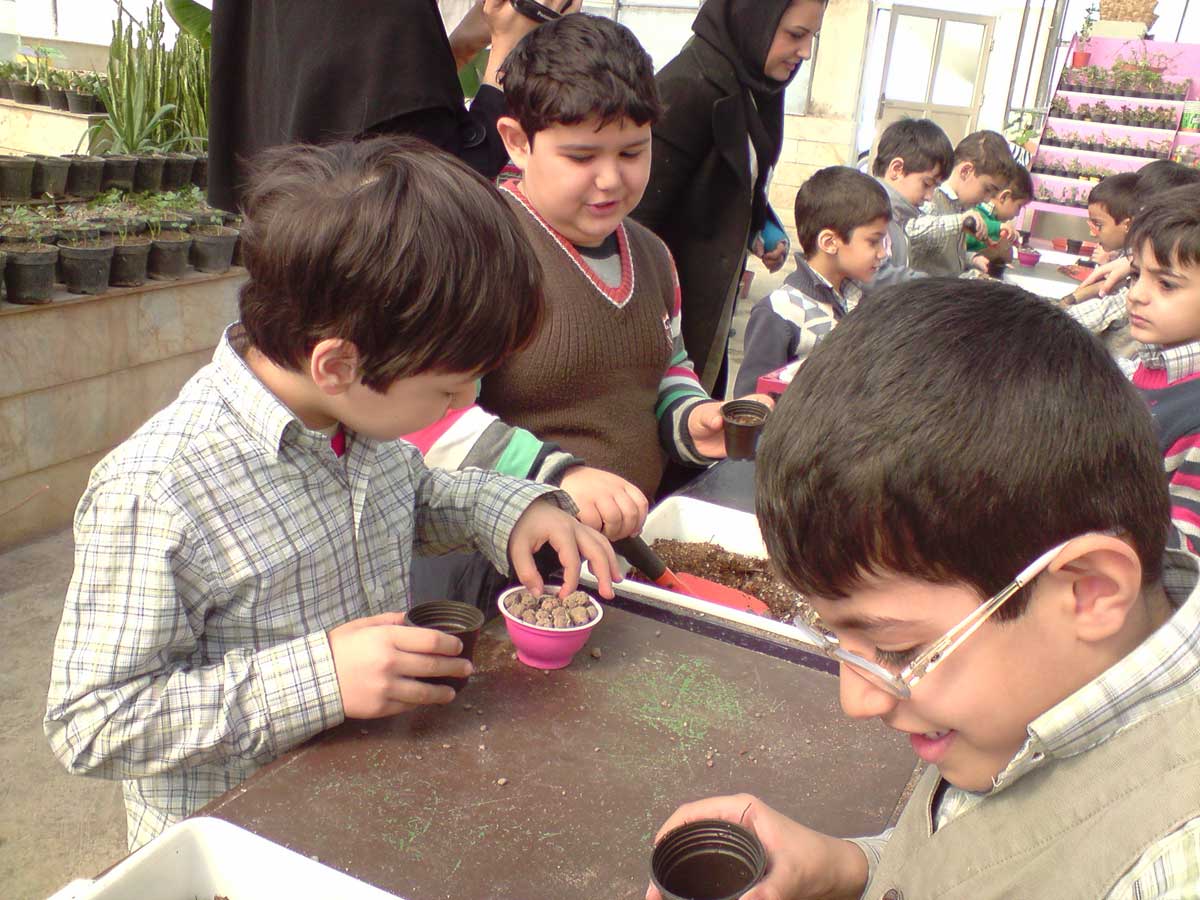 آموزش باغبانی به مدارس